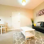 Quaint & Peaceful 1 Bed Central Mews Apt, West End